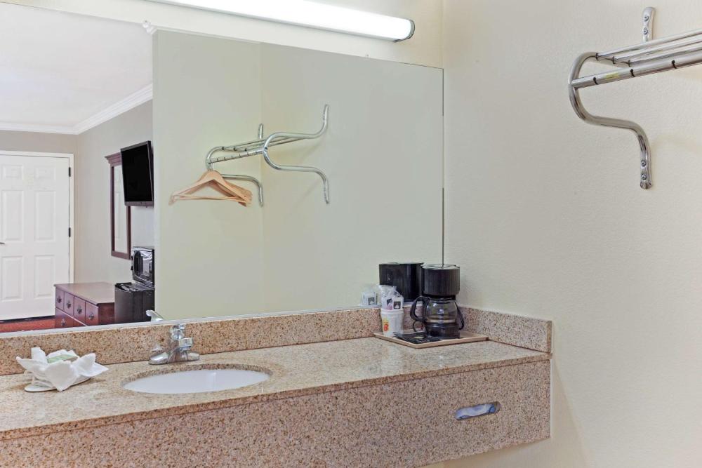 King Room - Non-Smoking interior